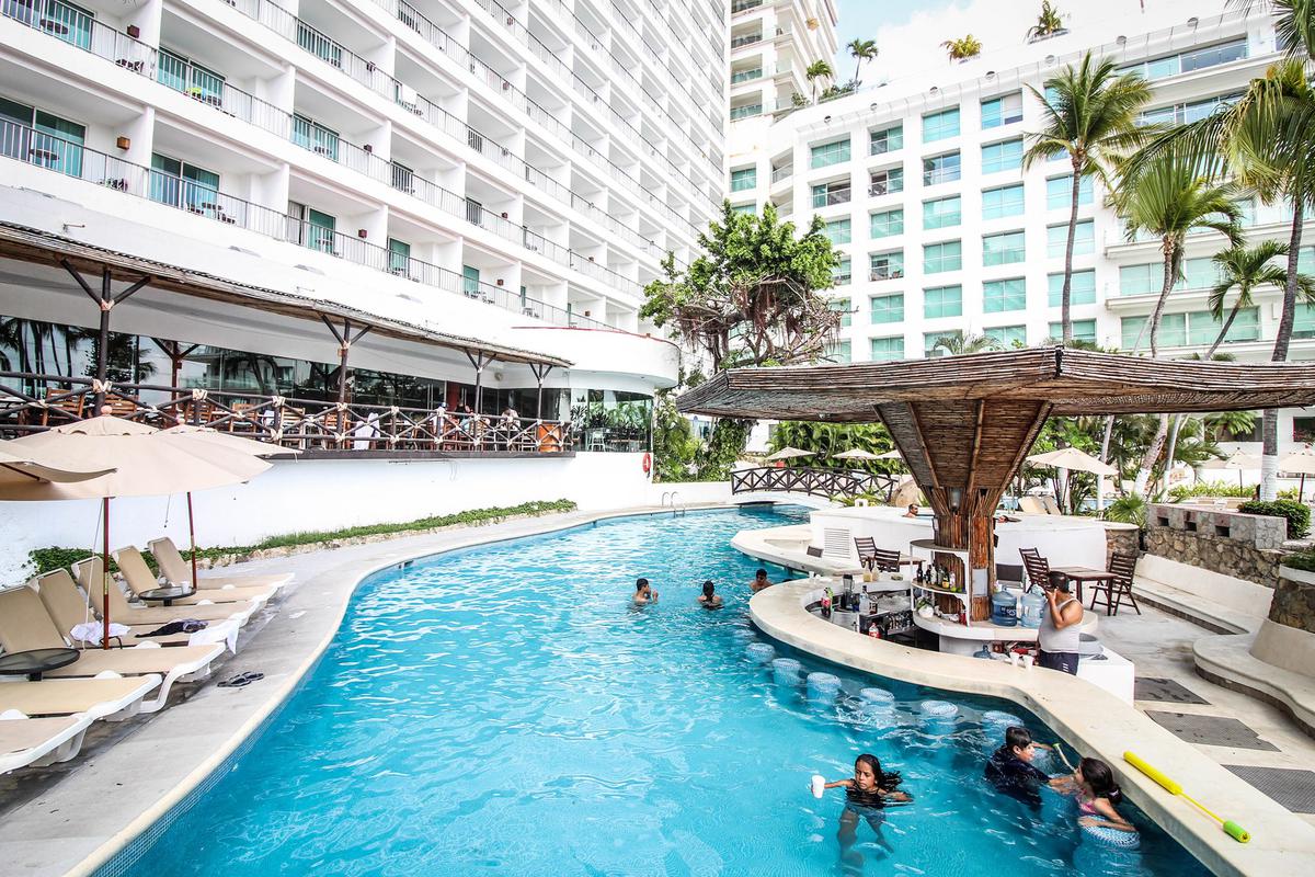 Pille cómo luce el hotel donde se hospedó 'El Chavo' en Acapulco Los fanáticos de la legendaria serie mexicana, 'El Chavo del 8', visitan desde hace mucho tiempo el hotel donde se grabaron los recordados capítulos, en los que la vencidad en pleno se iba a un viaje a esa ciudad mexicana después de que 'La Chilindrina' y papá, 'Don Ramón', se ganaran unos boletos en una rifa.