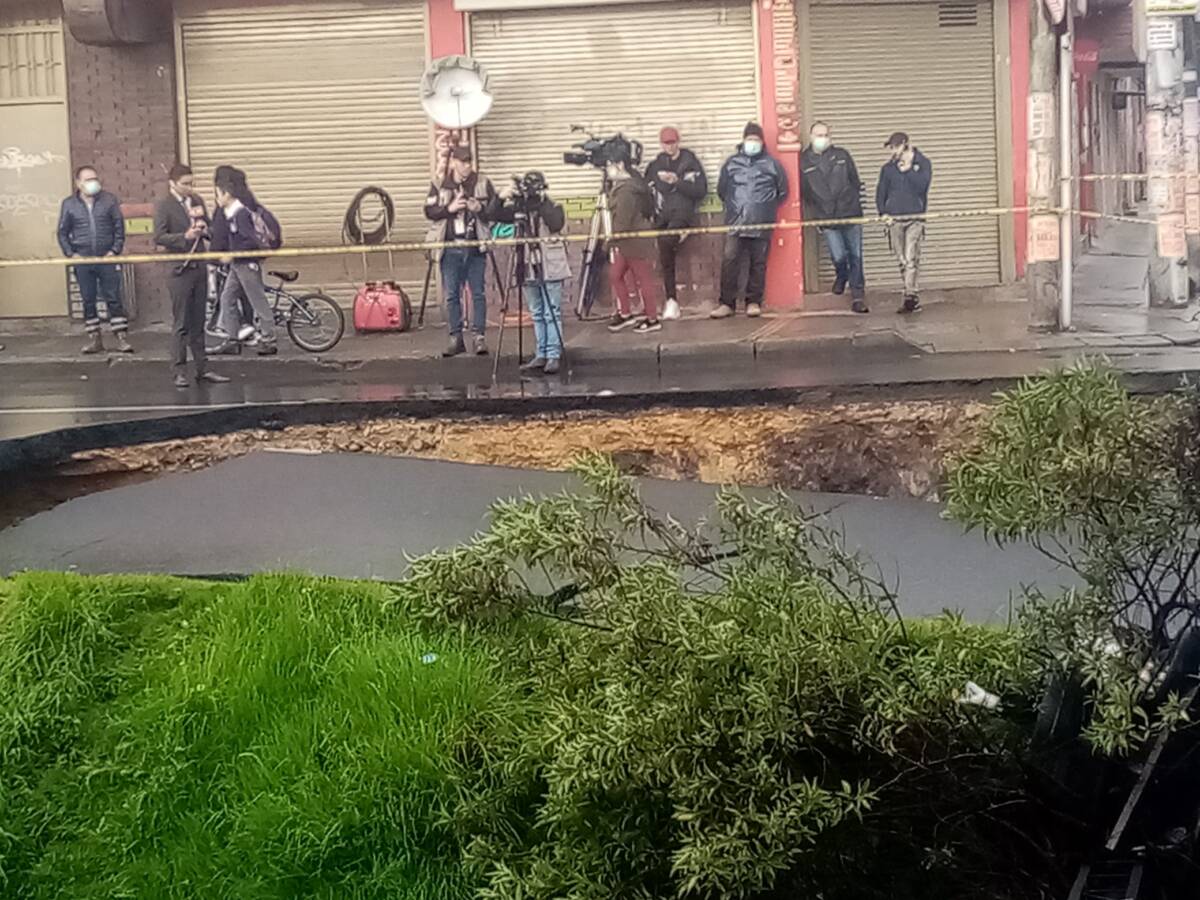 El hueco más grande de Bogotá está en el barrio Galán 2 El hueco más grande de Bogotá está en el barrio Galán El impresionante hueco, que al parecer es el más grande de Bogotá, está en la calle 3 con carrera 60 en sentido occidente-oriente, y es un peligro para los conductores y patones que transitan por esta zona.