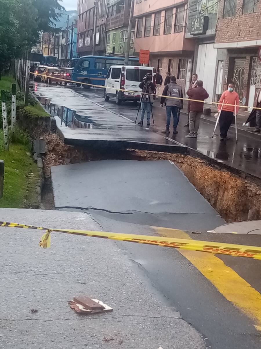 El hueco más grande de Bogotá está en el barrio Galán 1 El hueco más grande de Bogotá está en el barrio Galán El impresionante hueco, que al parecer es el más grande de Bogotá, está en la calle 3 con carrera 60 en sentido occidente-oriente, y es un peligro para los conductores y patones que transitan por esta zona.