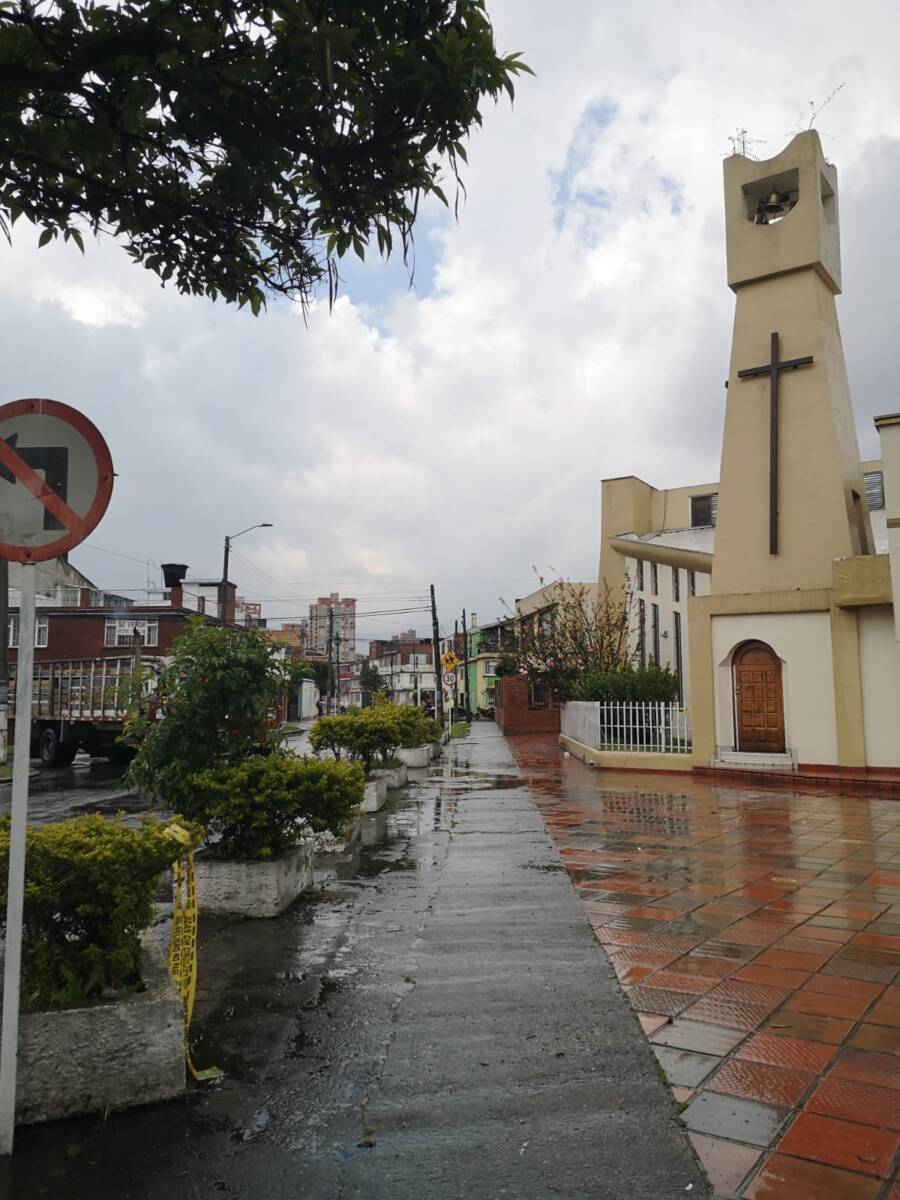 Luto por el asesinato del abogado Óscar Parada, en Engativá El lunes en horas de la tarde un descarado homicidio ensombreció las inmediaciones de la iglesia de Bonanza, frente a la cual un ciudadano fue atacado a tiros por un extraño sujeto. Q’HUBO registró ayer este hecho dentro de sus páginas, pero no fue sino hasta las últimas horas que salió a la luz la identidad del hombre fallecido: se trata de Óscar Parada Torres, un líder que hacía parte del Consejo Consultivo Lgtbiq de Bogotá.