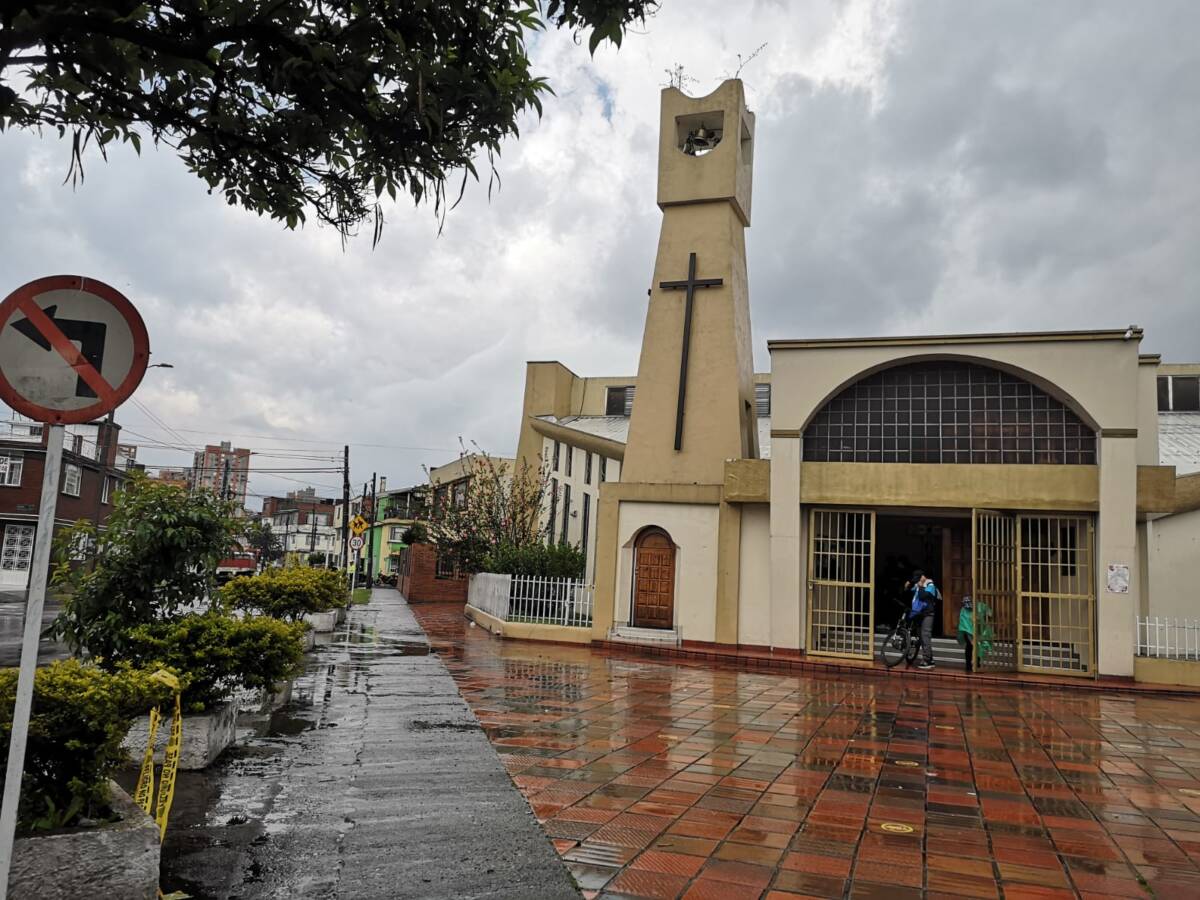 Luto por el asesinato del abogado Óscar Parada, en Engativá El lunes en horas de la tarde un descarado homicidio ensombreció las inmediaciones de la iglesia de Bonanza, frente a la cual un ciudadano fue atacado a tiros por un extraño sujeto. Q’HUBO registró ayer este hecho dentro de sus páginas, pero no fue sino hasta las últimas horas que salió a la luz la identidad del hombre fallecido: se trata de Óscar Parada Torres, un líder que hacía parte del Consejo Consultivo Lgtbiq de Bogotá.