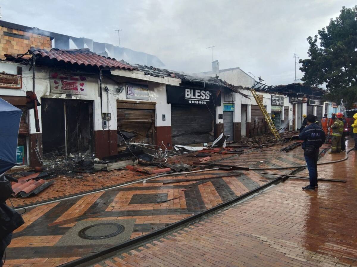 Voraz incendio arrasó con varias casas en Chía 1 Voraz incendio arrasó con varias casas en Chía En la madrugada de este martes el centro histórico de Chía, Cundinamarca, se vio gravemente afectado por un fuerte incendio que se propagó por varias viviendas y locales comerciales del sector.