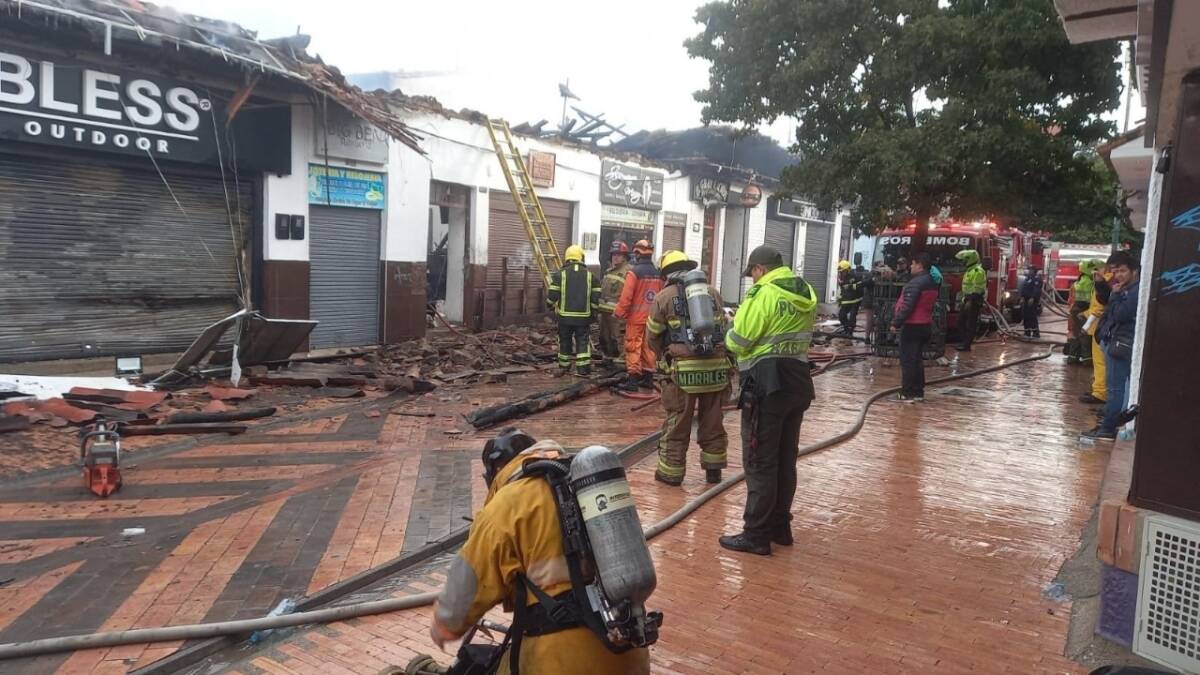 Voraz incendio arrasó con varias casas en Chía 2 Voraz incendio arrasó con varias casas en Chía En la madrugada de este martes el centro histórico de Chía, Cundinamarca, se vio gravemente afectado por un fuerte incendio que se propagó por varias viviendas y locales comerciales del sector.