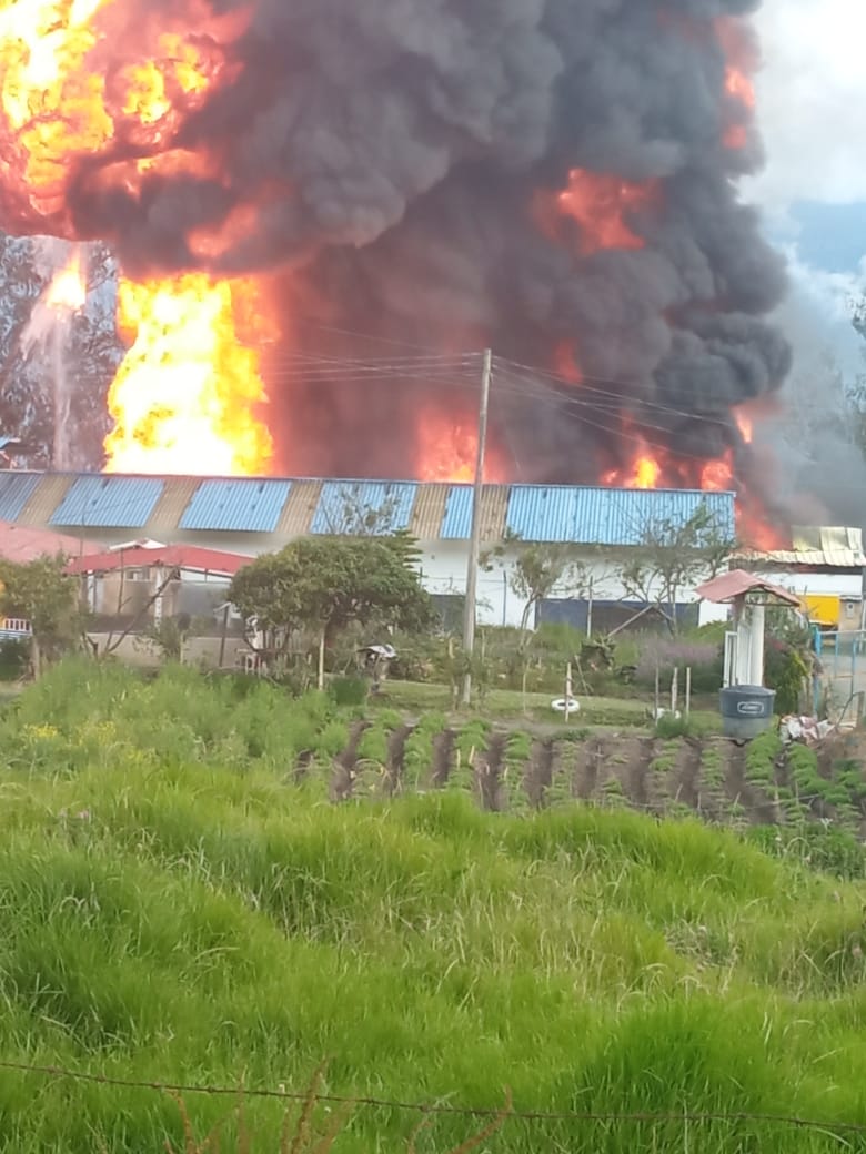 Tremendo incendio se registró en Chipaque Cundinamarca En el municipio de Chipaque se registra en este momento un fuerte incendio, debido a una explosión en una fábrica de alcohol.
