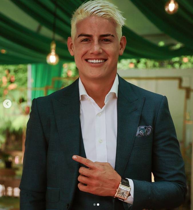 Vuelve y juega: James Rodríguez cambió de look 3 Vuelve y juega: James Rodríguez cambió de look James Rodríguez es nuevamente el tema del que se está hablando en las redes sociales. Esta vez por su nuevo look, que algunos de los internautas lo relacionarían con un cambio de equipo.