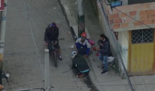 Jíbaro cayó 'In fraganti' en el sector La Playa de Ciudad Bolívar 1 Jíbaro cayó 'In fraganti' en el sector La Playa de Ciudad Bolívar Tras varias semanas de investigación, en donde le siguieron los pasos a varios jíbaros por tierra y aire, fue capturado un sujeto sobre el que recaen irrefutables pruebas de su actividad ilícita.