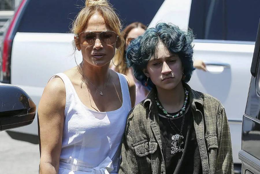 Hija de Jennifer López se declaró persona no binaria 1 Hija de Jennifer López se declaró persona no binaria Jennifer López sorprendió en la actuación en la Gala Blue Diamon de la Fundación de LA Dodgers, al presentar a su hija de 14 años, que tuvo junto al cantante Marc Anthony, como una persona no binaria.