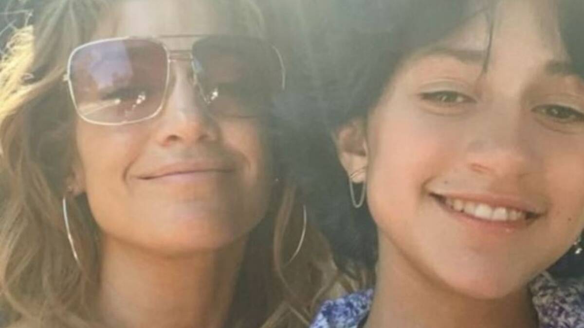 Hija de Jennifer López se declaró persona no binaria 2 Hija de Jennifer López se declaró persona no binaria Jennifer López sorprendió en la actuación en la Gala Blue Diamon de la Fundación de LA Dodgers, al presentar a su hija de 14 años, que tuvo junto al cantante Marc Anthony, como una persona no binaria.