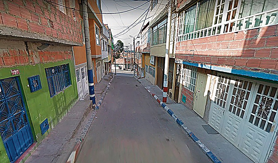 Hallan a joven sin vida en la cocina 1 Hallan a joven sin vida en la cocina Sosteniendo el aliento un vecino llegó corriendo la noche de este viernes al CAI Perdomo con desconsoladoras noticias. Acababa de encontrar en la cocina a una joven con una bolsa en la cabeza.