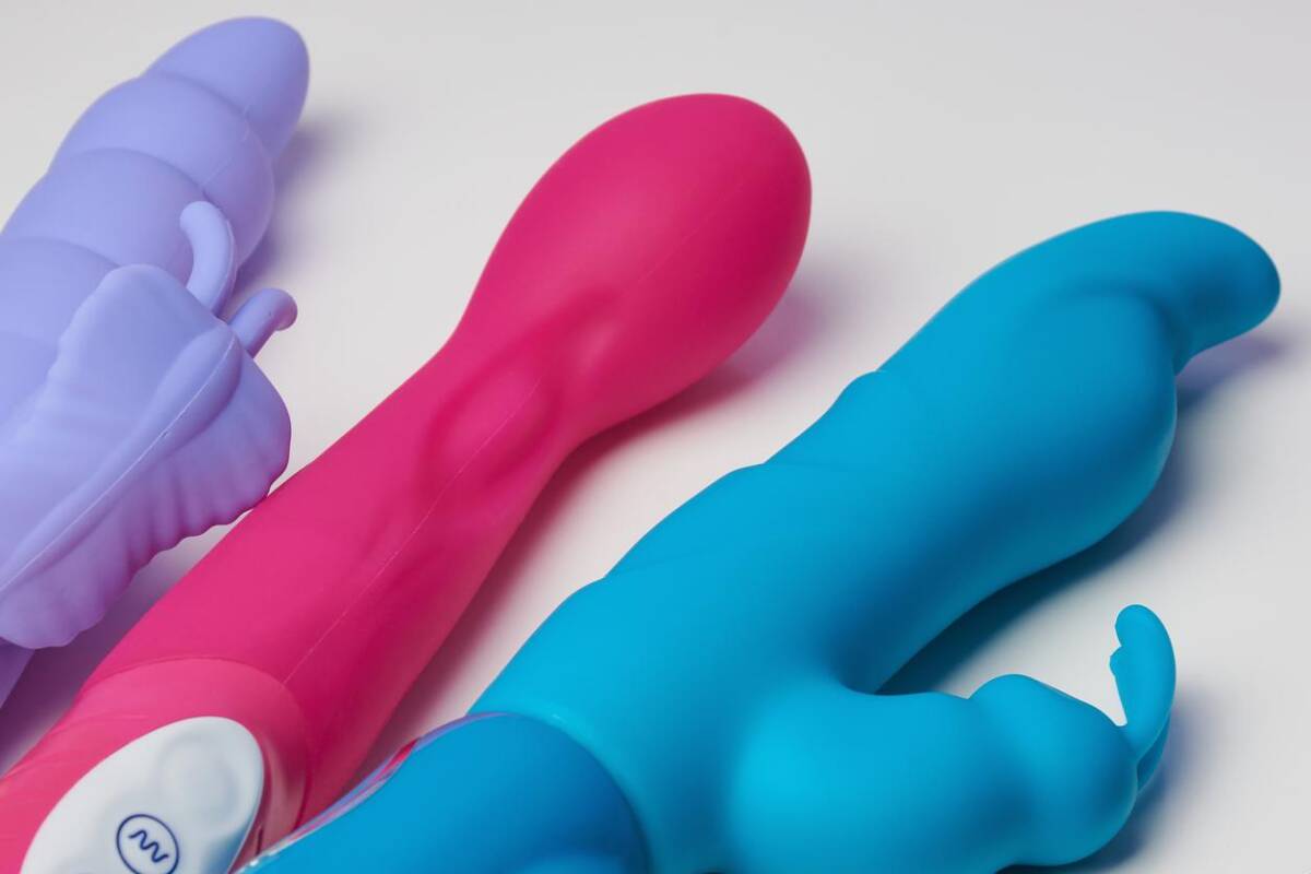 Empresa regala juguetes sexuales a sus empleados y tiempo para masturbarse Algunas empresas se preocupan por el bienestar de sus empleados. Incluso, buscan formas para mantenerlos contentos y así a su vez obtener un buen rendimiento laboral por parte de ellos. Pero algo que ha llamado la atención es la empresa que está regalándoles a sus trabajadores juguetes sexuales y 30 minutos al día para que se masturben.