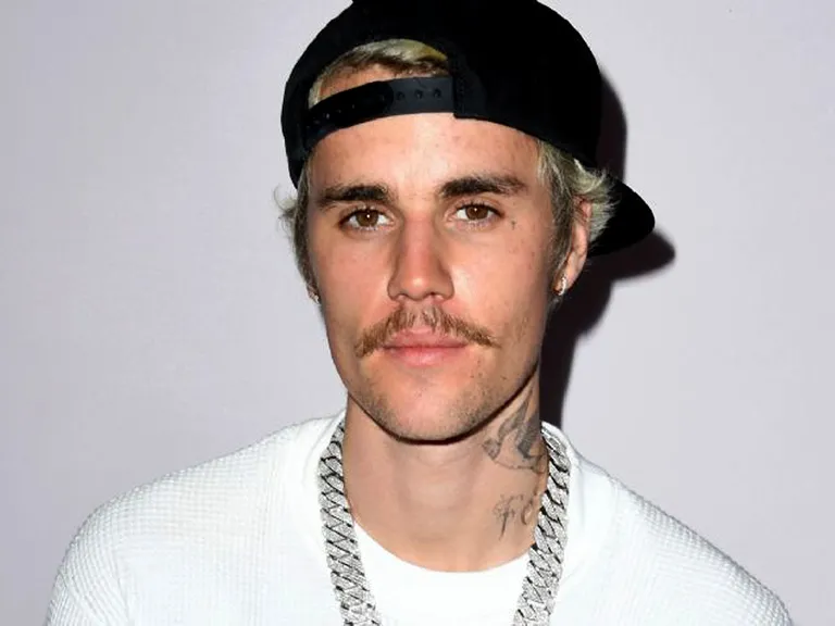La parálisis facial que afecta a Justin Bieber 1 La parálisis facial que afecta a Justin Bieber En las últimas horas, se conoció que el cantante Justin Bieber pospuso algunos conciertos debido a una parálisis facial que presenta.