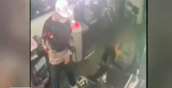 Con pistola ladrón amenazó y robó una barbería en Ciudad Jardín 1 Con pistola ladrón amenazó y robó una barbería en Ciudad Jardín Un delincuente protagonizó con pistola un robo en una barbería de barrio Ciudad Jardín (Antonio Nariño), en donde golpeó a la víctima con el arma y luego la despojó de sus partencias.
