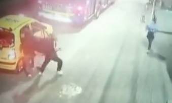 Bandidos en un semáforo roban a taxistas y pasajeros en Bosa 1 Bandidos en un semáforo roban a taxistas y pasajeros en Bosa Unos bandidos tienen azotada una esquina en Bosa la Libertad, en donde aprovechan el cambio del semáforo para robar a los taxistas y pasajeros que se encuentren circulando en ese momento.