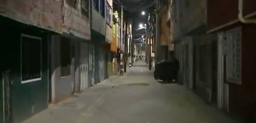 Bandidos en un semáforo roban a taxistas y pasajeros en Bosa 2 Bandidos en un semáforo roban a taxistas y pasajeros en Bosa Unos bandidos tienen azotada una esquina en Bosa la Libertad, en donde aprovechan el cambio del semáforo para robar a los taxistas y pasajeros que se encuentren circulando en ese momento.