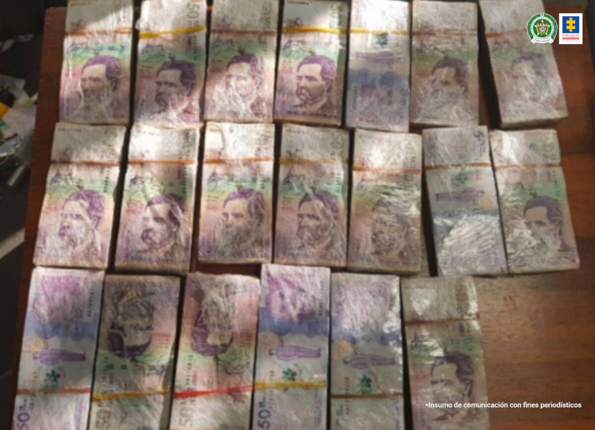 Descubren red de lavado de activos que operaba a través de casas de cambio Al parecer, el modus operandi de dicho grupo ilegal consistía en usar como fachada una empresa de cambio de divisas para justificar las operaciones de grandes sumas de dinero. Así mismo, reclutaban a personas para que transportaran fajos de dinero pegados al cuerpo, en maletas de doble fondo o en los compartimentos de aire acondicionado de los carros.