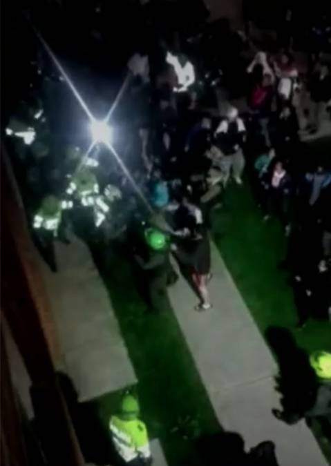 Agreden a sujeto que habría abusado de su hijastra en Soacha 3 Agreden a sujeto que habría abusado de su hijastra en Soacha En un conjunto residencial ubicado en el barrio Ciudad Verde, en Soacha, Cundinamarca, los residentes golpearon y por poco linchan a un hombre que, al parecer, había abusado de su hijastra de 12 años.