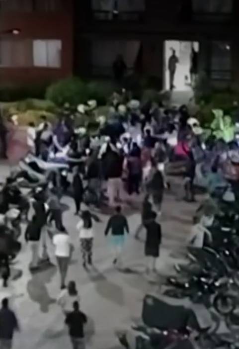 Agreden a sujeto que habría abusado de su hijastra en Soacha 2 Agreden a sujeto que habría abusado de su hijastra en Soacha En un conjunto residencial ubicado en el barrio Ciudad Verde, en Soacha, Cundinamarca, los residentes golpearon y por poco linchan a un hombre que, al parecer, había abusado de su hijastra de 12 años.
