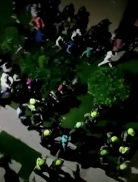 Agreden a sujeto que habría abusado de su hijastra en Soacha 1 Agreden a sujeto que habría abusado de su hijastra en Soacha En un conjunto residencial ubicado en el barrio Ciudad Verde, en Soacha, Cundinamarca, los residentes golpearon y por poco linchan a un hombre que, al parecer, había abusado de su hijastra de 12 años.