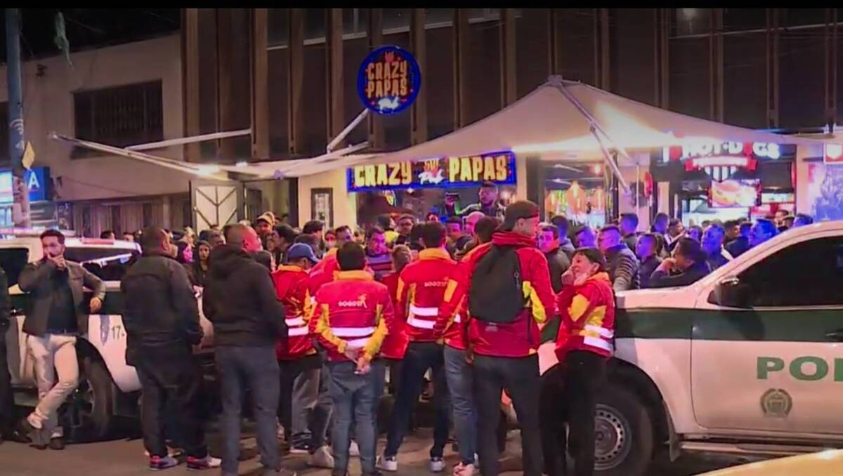 Iban a cantar 'Un osito dormilón' y los dejaron vestidos y alborotados 1 Iban a cantar 'Un osito dormilón' y los dejaron vestidos y alborotados El exintegrante del Binomio de Oro de América no se pudo presentar pese al reclamo de los organizadores del evento y los asistentes del concierto se quedaron con las ganas de cantar a todo pulmón vallenato.