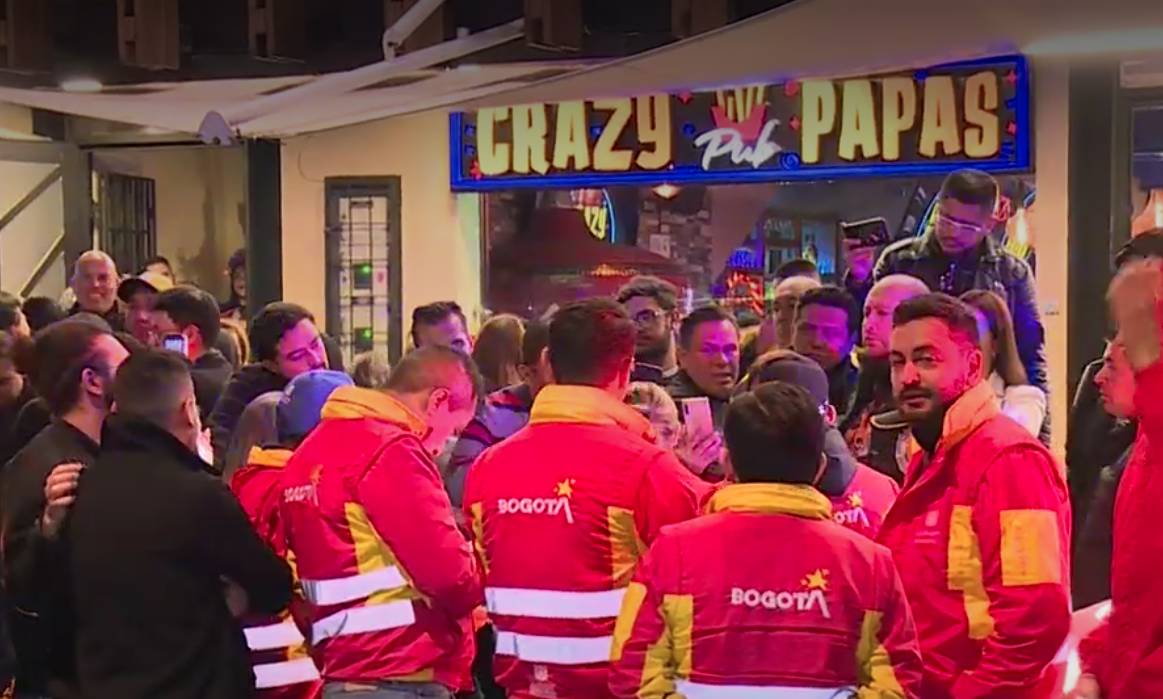 Iban a cantar 'Un osito dormilón' y los dejaron vestidos y alborotados 10 Iban a cantar 'Un osito dormilón' y los dejaron vestidos y alborotados El exintegrante del Binomio de Oro de América no se pudo presentar pese al reclamo de los organizadores del evento y los asistentes del concierto se quedaron con las ganas de cantar a todo pulmón vallenato.
