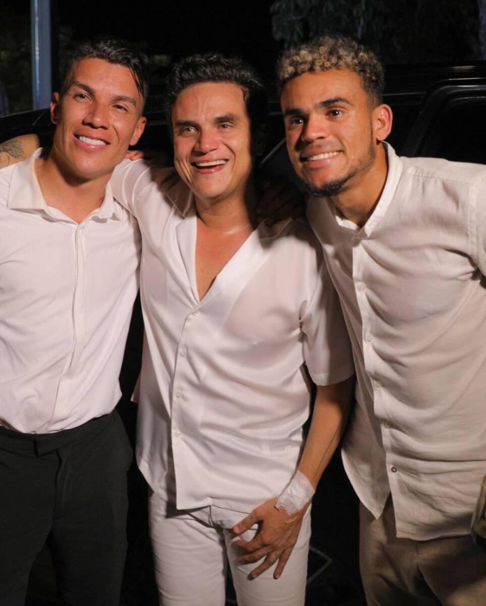 Mateus Uribe tiró la casa por la ventana en su boda El jugador de la Selección Colombia y del Porto, Mateus Uribe, se casó y sin escatimar en gastos, tiró la casa por la ventana en una boda llena de personajes importantes del deporte y del entretenimiento.