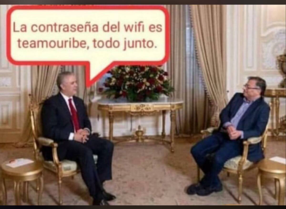 Los memes que dejó la reunión entre Duque y Petro 1 Los memes que dejó la reunión entre Duque y Petro Allí se les tomó una foto donde ambos aparecen sentados hablando y esta imagen fue tomada por los creativos internautas, quienes no dudaron en hacer memes muy graciosos sobre los dos mandatarios.