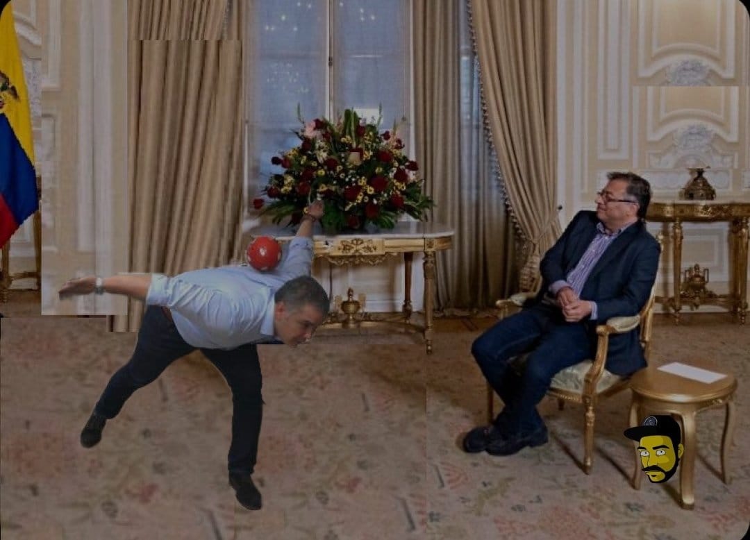 Los memes que dejó la reunión entre Duque y Petro 2 Los memes que dejó la reunión entre Duque y Petro Allí se les tomó una foto donde ambos aparecen sentados hablando y esta imagen fue tomada por los creativos internautas, quienes no dudaron en hacer memes muy graciosos sobre los dos mandatarios.