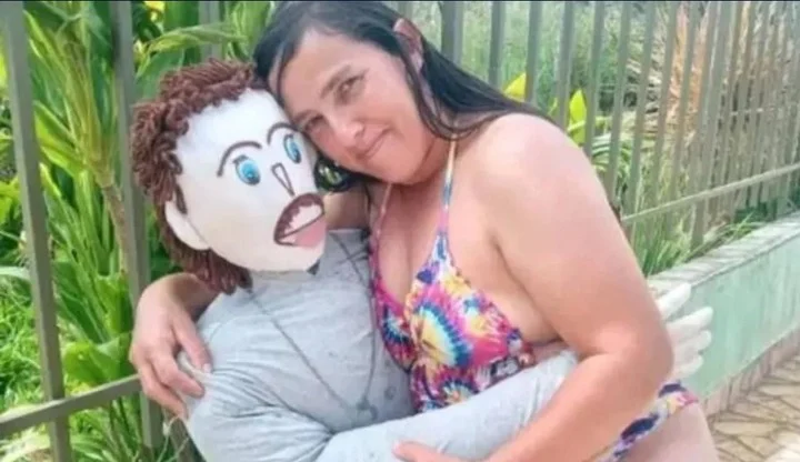 Mujer se casó con un muñeco de trapo y tuvo un hijo con él 1 Mujer se casó con un muñeco de trapo y tuvo un hijo con él Esta inusual historia de amor comenzó cuando la madre de Merivone le confeccionó un compañero de baile para practicar los pasos; pero al parecer tanta fue la afinidad de la pareja, que la mujer vio en el muñeco de trapo la posibilidad de vestirse de novia y comprar una casa.