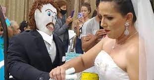 Mujer se casó con un muñeco de trapo y tuvo un hijo con él 1 Mujer se casó con un muñeco de trapo y tuvo un hijo con él Esta inusual historia de amor comenzó cuando la madre de Merivone le confeccionó un compañero de baile para practicar los pasos; pero al parecer tanta fue la afinidad de la pareja, que la mujer vio en el muñeco de trapo la posibilidad de vestirse de novia y comprar una casa.