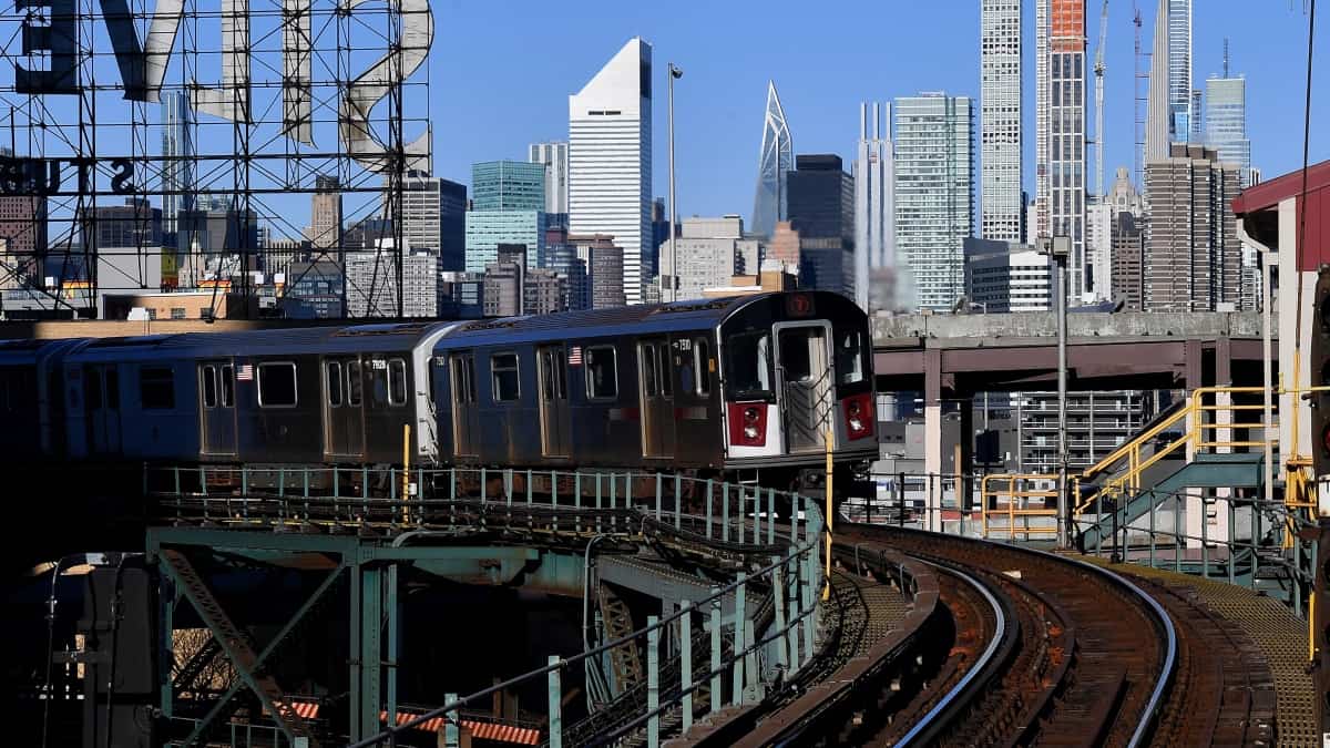 Terrible muerte de hombre tras ser arrollado por tren 1 Terrible muerte de hombre tras ser arrollado por tren En un impactante hecho, un hombre de 37 años de edad murió después de ser arrastrado por un tren y ser atropellado por otro, luego de quedar atascado en las puestas de uno de los vagones.