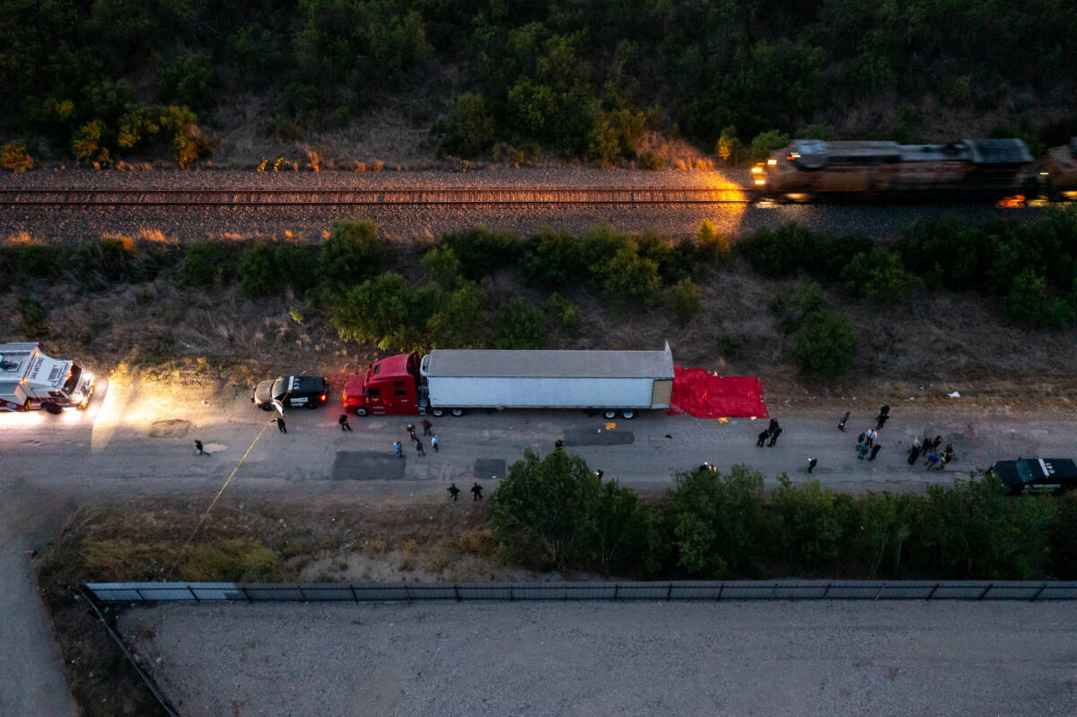 Hallan 50 inmigrantes muertos dentro de un camión en Texas 3 Hallan 50 inmigrantes muertos dentro de un camión en Texas Al menos 50 migrantes han sido hallados muertos en el interior de un camión en la ciudad estadounidense de San Antonio, en el estado de Texas, después de asfixiarse debido a la falta de oxígeno y a las altas temperaturas, según el último balance de las autoridades locales.