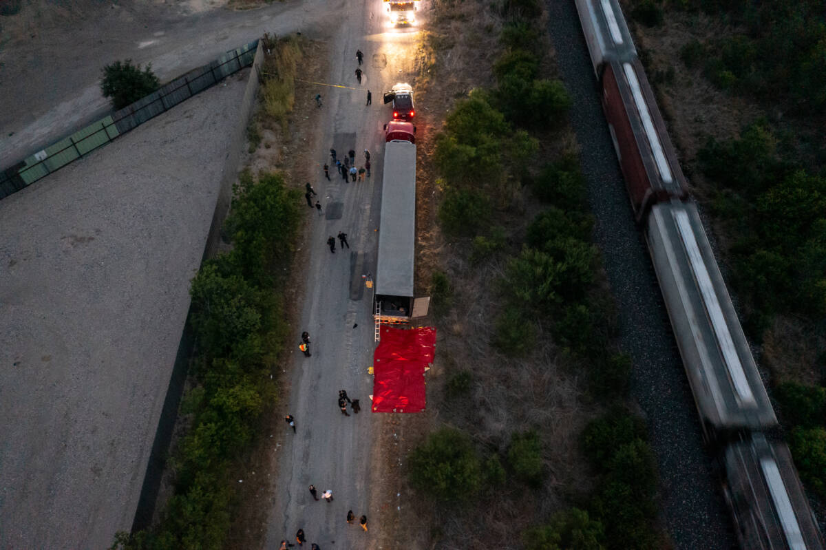 Hallan 50 inmigrantes muertos dentro de un camión en Texas 1 Hallan 50 inmigrantes muertos dentro de un camión en Texas Al menos 50 migrantes han sido hallados muertos en el interior de un camión en la ciudad estadounidense de San Antonio, en el estado de Texas, después de asfixiarse debido a la falta de oxígeno y a las altas temperaturas, según el último balance de las autoridades locales.