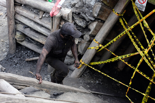 Doloroso: poco a poco sacan cuerpos de los mineros 10 Doloroso: poco a poco sacan cuerpos de los mineros Lentamente se ha ido perdiendo la ilusión de volver a ver con vida a los 14 mineros que desde el pasado lunes quedaron atrapados a 300 metros de profundidad en la mina La Mestiza, ubicada en la vereda El Albarico, de El Zulia.