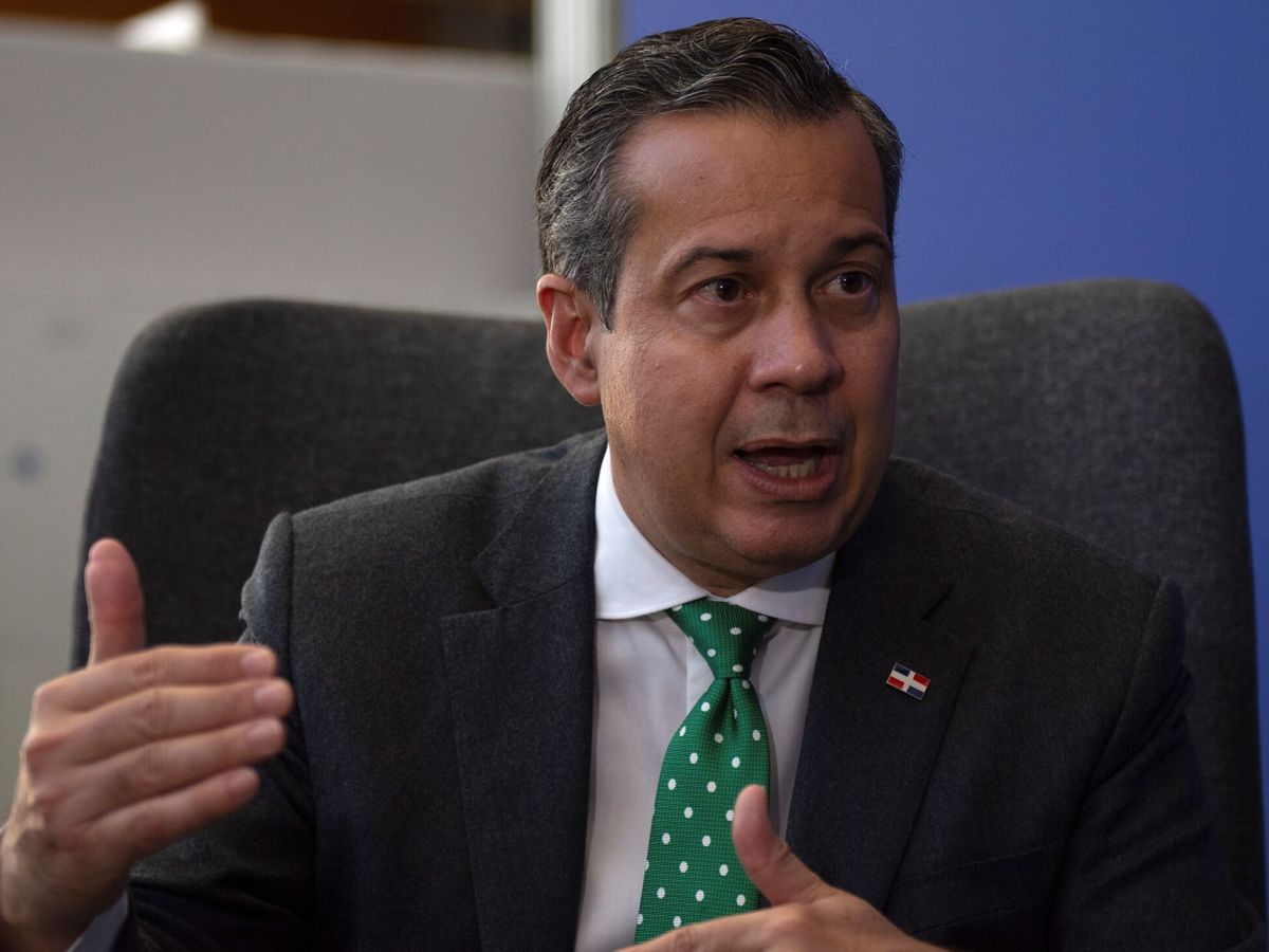 Asesinan a ministro de medio ambiente de República Dominicana El ministro dominicano de Medio Ambiente, Orlando Jorge Mera, falleció baleado este lunes en su despacho, informó el gobierno.