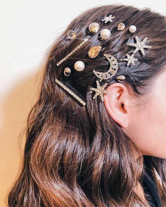 A peinarse con pinzas que están de moda Las mujeres sí que nos podemos hacer cositas para vernos diferentes y únicas. Por estos días, en cuestión de moda y accesorios está alborotado el tema de llevar pinzas en el pelo. Se están usando de todas las formas, estilos y combinaciones, es decir, los puedes llevar en cualquier parte de la cabeza.