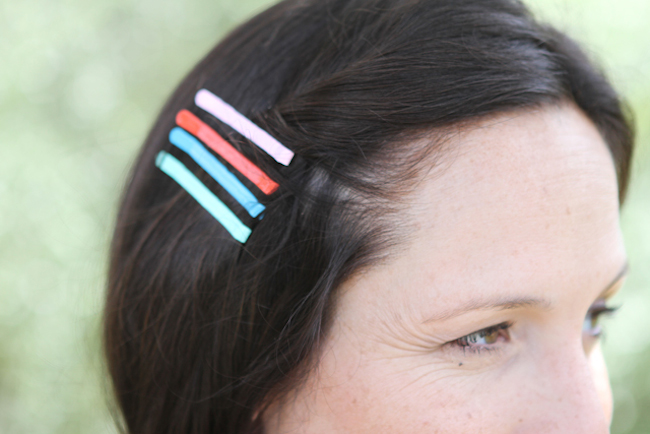 A peinarse con pinzas que están de moda Las mujeres sí que nos podemos hacer cositas para vernos diferentes y únicas. Por estos días, en cuestión de moda y accesorios está alborotado el tema de llevar pinzas en el pelo. Se están usando de todas las formas, estilos y combinaciones, es decir, los puedes llevar en cualquier parte de la cabeza.