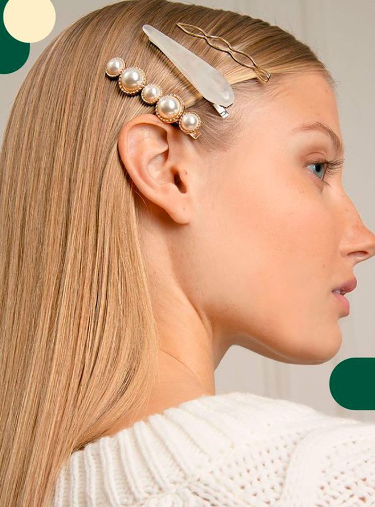 A peinarse con pinzas que están de moda Las mujeres sí que nos podemos hacer cositas para vernos diferentes y únicas. Por estos días, en cuestión de moda y accesorios está alborotado el tema de llevar pinzas en el pelo. Se están usando de todas las formas, estilos y combinaciones, es decir, los puedes llevar en cualquier parte de la cabeza.