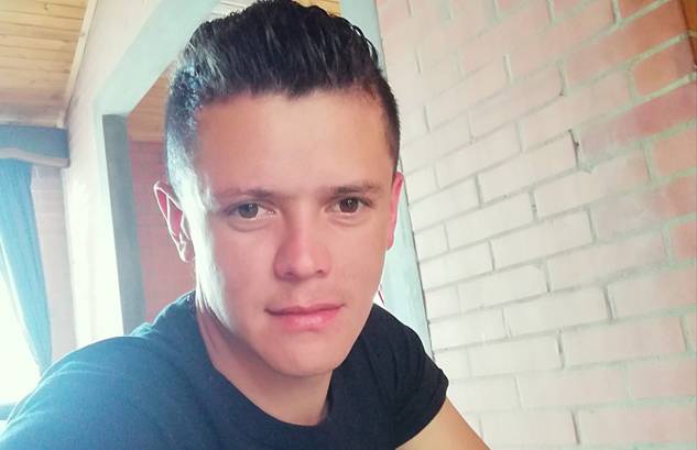 Cita de la muerte en Soacha La cuadra de este barrio fue acordonada a cabalidad. El cadáver del joven quedó a plena vista de los lugareños, con un tiro en el rostro que segó su vida en un parpadeo. Su moto, con la que se ganaba la vida, no estaba por ningún lado, razón por la cual se creyó que su muerte obedeció a un descarado hurto. Al parecer la cita, o servicio que pidieron los homicidas, había sido con el fin de despojarlo del vehículo de dos ruedas. Esta versión es la que cobra cada vez más fuerza.