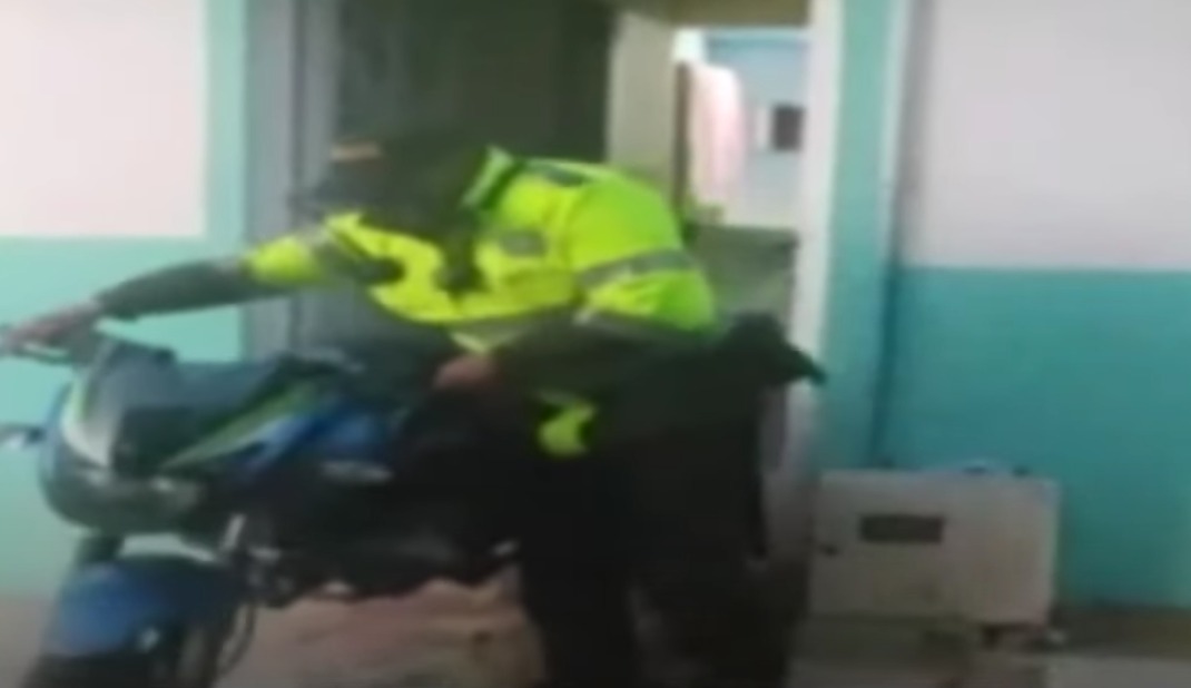 Policía encuentra desguazadero de motos en en el barrio Juan Pablo Segundo 1 Policía encuentra desguazadero de motos en en el barrio Juan Pablo Segundo En el barrio Juan Pablo II, de la localidad de Ciudad Bolívar, fue hallada una vivienda utilizada como un desguazadero de motos robadas.
