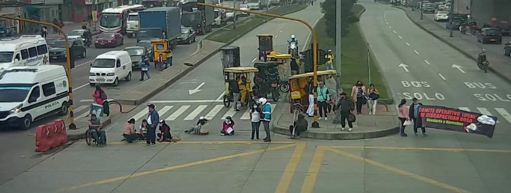 A esta hora se presentan manifestaciones sobre la Autosur 1 A esta hora se presentan manifestaciones sobre la Autosur Desde las 8 de la mañana de este lunes, se presentaron manifestaciones sobre la Autopista Sur, entre la localidad de Bosa y el municipio de Soacha, por un grupo de personas que bloquearon tanto el carril exclusivo de TransMilenio como el mixto.