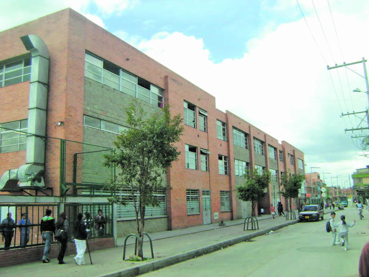 ¿Qué le pasó a José Mauricio? El adolescente apareció muerto en Kennedy 1 ¿Qué le pasó a José Mauricio? El adolescente apareció muerto en Kennedy Un extraño caso que involucra la muerte de un menor de 17 años, estudiante de una Institución Educativa Distrital de la localidad de Kennedy, fue denunciado en las últimas horas. Al lamentable caso lo cubre un halo de misterio que, a casi un mes del fallecimiento del joven, no se ha logrado establecer. Q’HUBO habló ayer con la madre del menor. Esta es la historia.