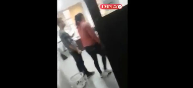 Mamá entró al salón y le dio cachetada a niño que molestaba a su hijo 1 Mamá entró al salón y le dio cachetada a niño que molestaba a su hijo Tras esta agresión en pleno salón de clases, el docente se acercó a mediar con la mamá pero al final hasta la policía tuvo que intervenir.