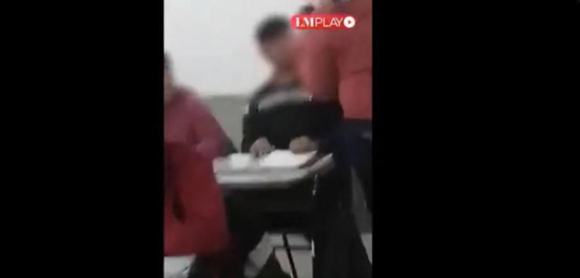 Mamá entró al salón y le dio cachetada a niño que molestaba a su hijo Tras esta agresión en pleno salón de clases, el docente se acercó a mediar con la mamá pero al final hasta la policía tuvo que intervenir.