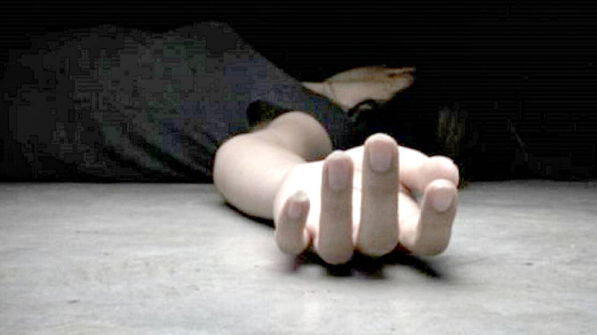 Hallan a joven sin vida en la cocina Sosteniendo el aliento un vecino llegó corriendo la noche de este viernes al CAI Perdomo con desconsoladoras noticias. Acababa de encontrar en la cocina a una joven con una bolsa en la cabeza.