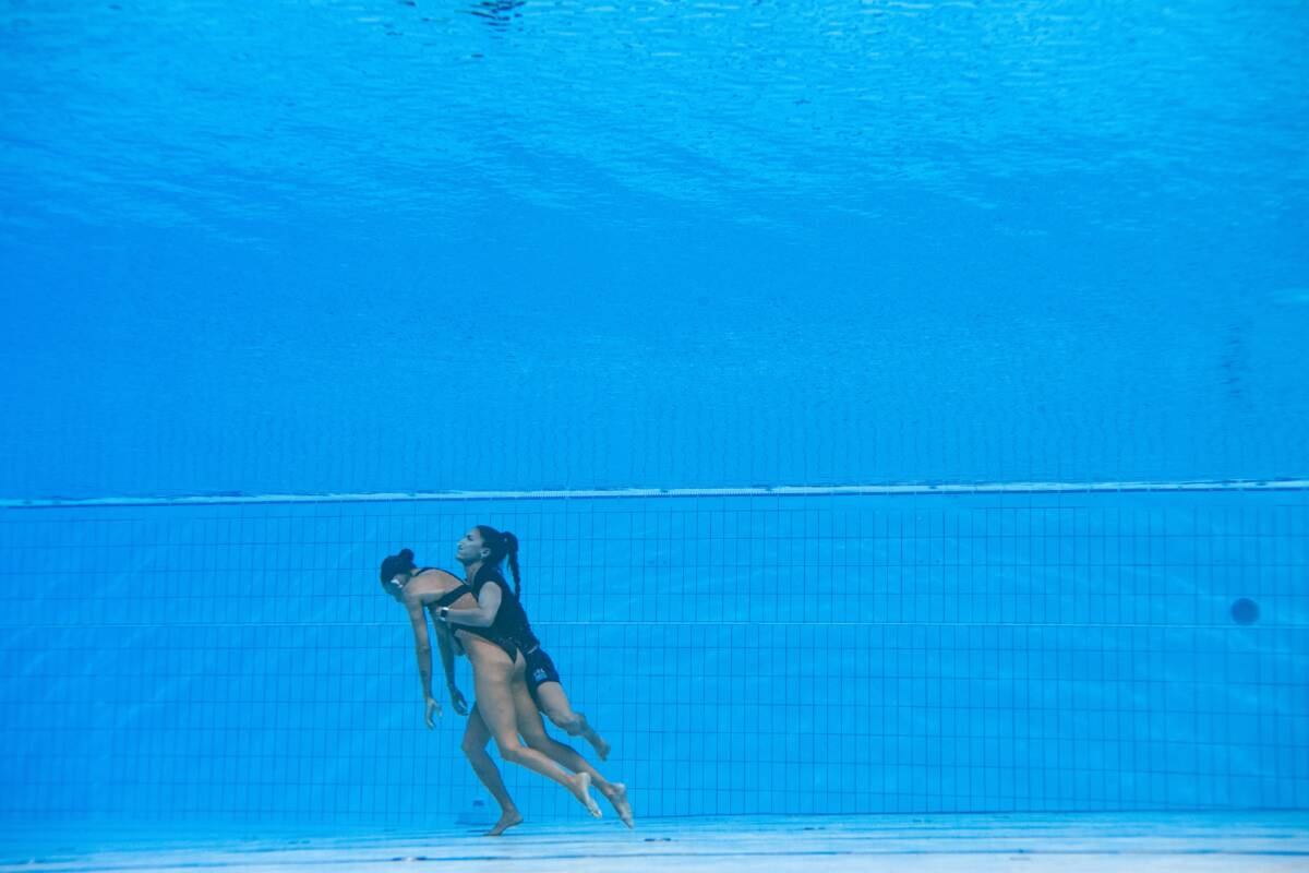 Impactantes imágenes de una nadadora que se desmayó en un piscina La nadadora del equipo de sincronizada estadounidense Anita Álvarez, tuvo que ser rescatada del fondo de la piscina por su entrenadora española Andrea Fuentes tras sufrir un desmayo en plena competencia en los Mundiales de Budapest.