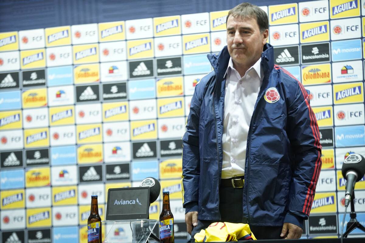 Polémica por la convocatoria de James a la Selección Colombia 1 Polémica por la convocatoria de James a la Selección Colombia El ciclo de Néstor Lorenzo como nuevo técnico de la Selección Colombia arrancó con polémica. Tras el anuncio que hizo, el día jueves, sobre la convocatoria con la que dirigirá sus primeros partidos, los amistosos ante Guatemala y México, del 24 y 27 de septiembre, en los Estados Unidos, el estratega fue cuestionado uno de sus elegidos.