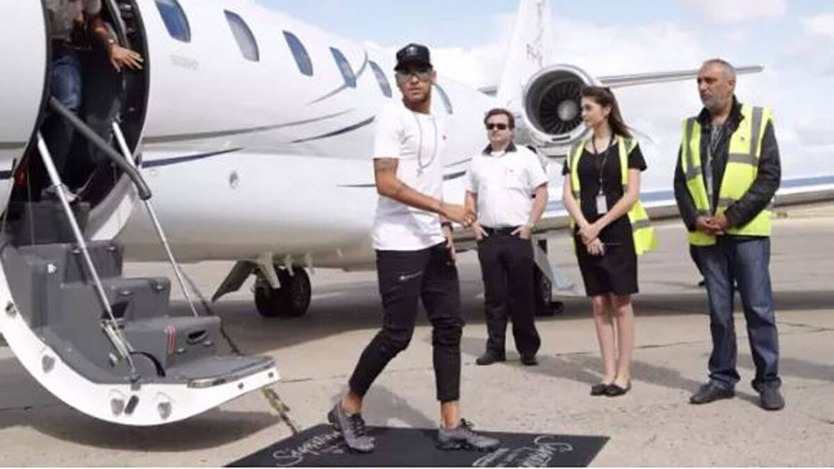 De emergencia tuvo que aterrizar el avión de Neymar 1 De emergencia tuvo que aterrizar el avión de Neymar El avión privado que traía al astro Neymar a Brasil desde Estados Unidos debió aterrizar de emergencia en la madrugada del martes en el estado de Roraima (norte) debido a un problema en el parabrisas, según informó la prensa local.