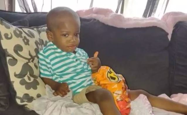 ¡Macabro! Mamá escondía el cuerpo de su hijo de tres años en el congelador La Policía encontró el cuerpo de un niño dentro del congelador de su casa con marcas de tortura.