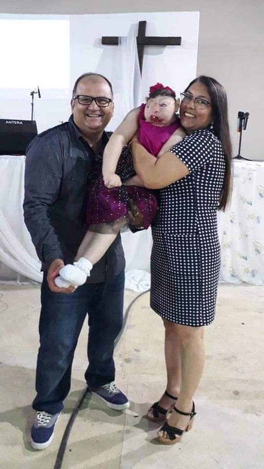 El extraño caso de la niña que nació sin cara y vivió 12 años Un extraño caso de una niña que nació y vivió 12 años sin rostro se ha vuelto tendencia en los últimos días en portales web y redes sociales.