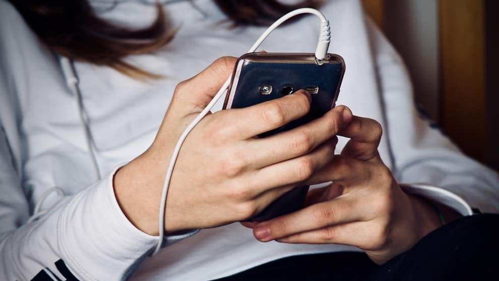 Alargue la vida útil de la batería de su celular La batería de los smartphones es una de las principales cualidades que se debe buscar a la hora de adquirir y preservar un dispositivo. De acuerdo con datos de un estudio realizado por Whistle Out, una persona pasa en promedio más de 3 mil días, o casi 9 años, en el celular durante toda su vida.
